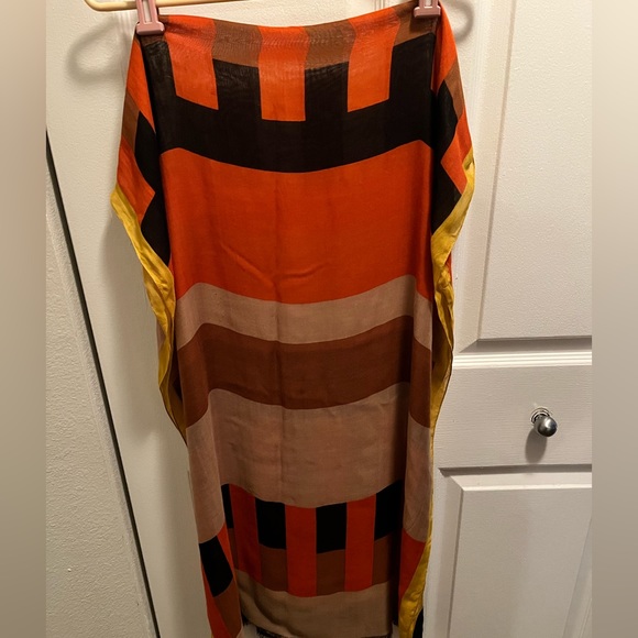 BURBERRY PRE-LOVED AUTHENTIC BLOCK-COLOR LONG SCARF WITH EYELASH FRINGES. - Picture 1 of 17